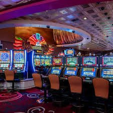 Người chơi Việt Nam trải nghiệm game slot online trên điện thoại di động tại vn malaysia